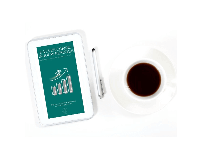 dit is een afbeelding met een e-book en een kop koffie